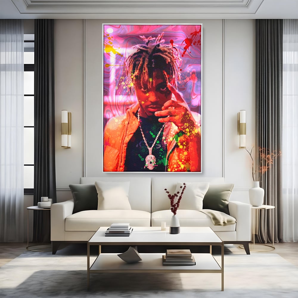 Tablou canvas cu tablou portret juice wrld, in rama de aluminiu argintiu, pe perete intr-un living